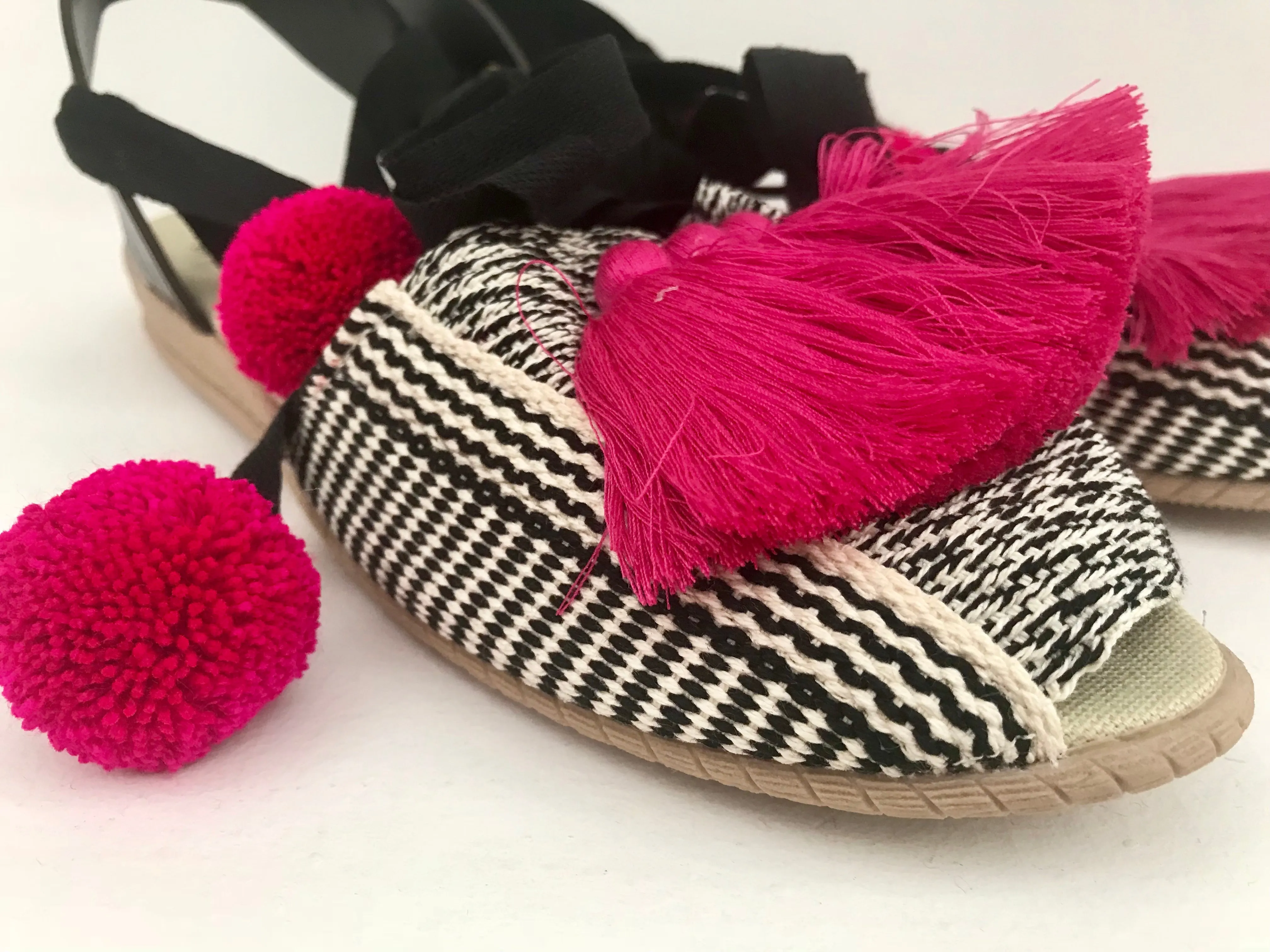 Casa de Vera Alaya Lace Pom-Pom Espadrillas in Fushia